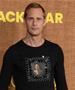 Александер Скарсгард на филмска премиера се појави во килт и со маица со ликот на колешката (ФОТО)