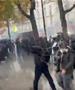 Почна хаосот во Париз: Маскирани демонстранти кршат и ограбуваат (ВИДЕО) 