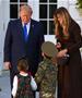 Доналд и Меланија Трамп даваа слатки во Белата куќа- момче се појави во руска униформа (ВИДЕО)