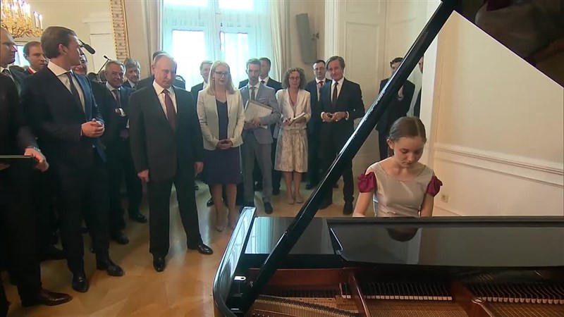 Талентирано девојче го воодушеви Владимир Путин (видео)