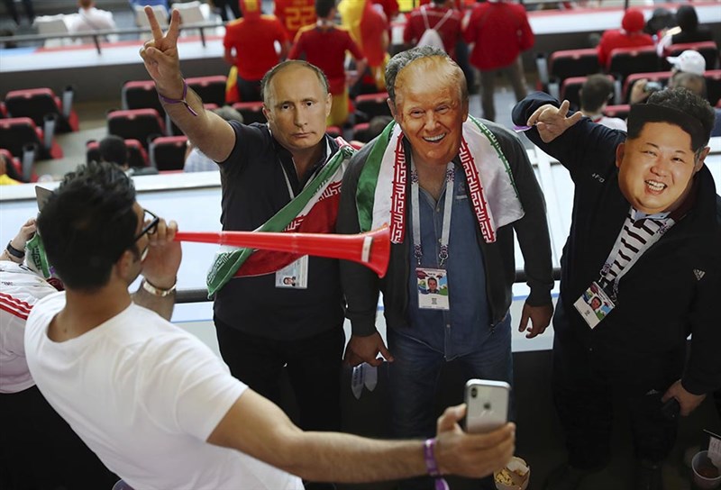 Фото: Путин, Трамп и Ким Јонг  на стадионот во Казањ