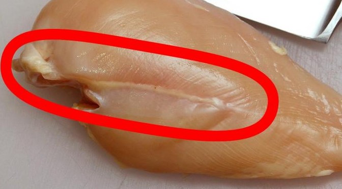 Ако видите ваква бела линија на пилешко месо не го јадете, еве и зошто (видео)