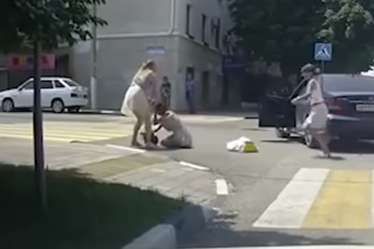 Нова урнебесна снимка на тепачка на руските улици (видео)
