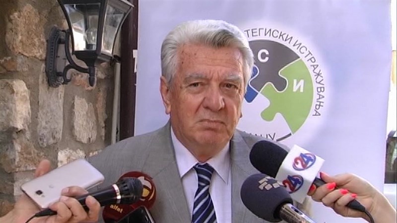 Камбовски: Иванов е должен да потпишува закони, а не да изнесува лични ставови