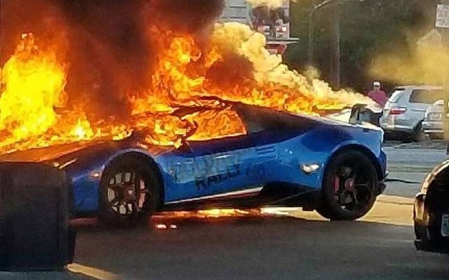Драма на бензинска пумпа во САД: Изгоре Lamborghini од 300.000 долари (видео)