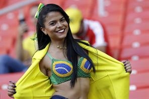 Фото: ФИФА ги „забранува“ убавите девојки на трибините на Мундијалот
