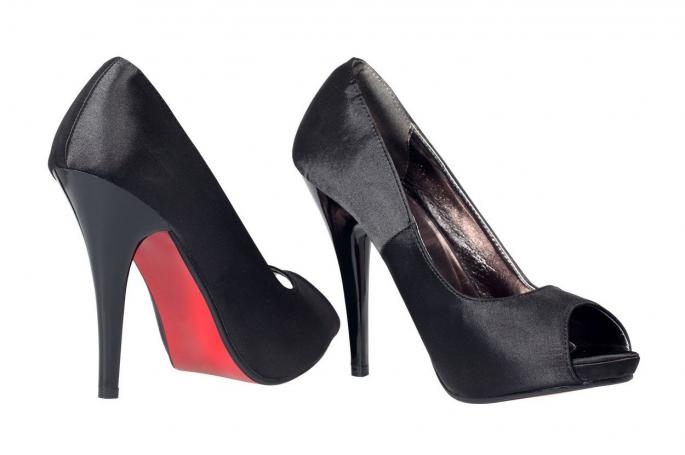 Брендот „Louboutin“ се тресе од страв:Ниту кломпи, ниту влечки...планетата ја освоија гумени штикли?(фото)