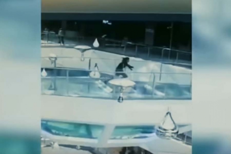 Видео: Жена се сопнала и паднала во базен со ајкули