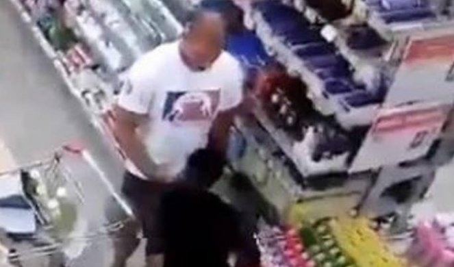 Видео 18 +: Орално го задоволува своето момче во маркет