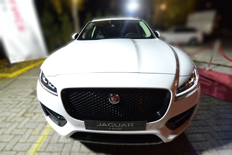„Jaguar f-pace“ ги пречeка „мажите за 2018“