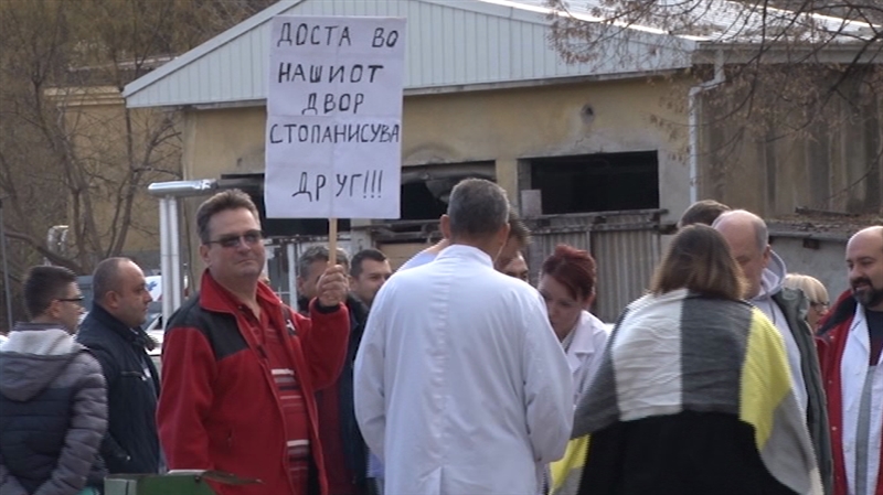 Вработените во клинички протестираат против поскапувањето на паркингот