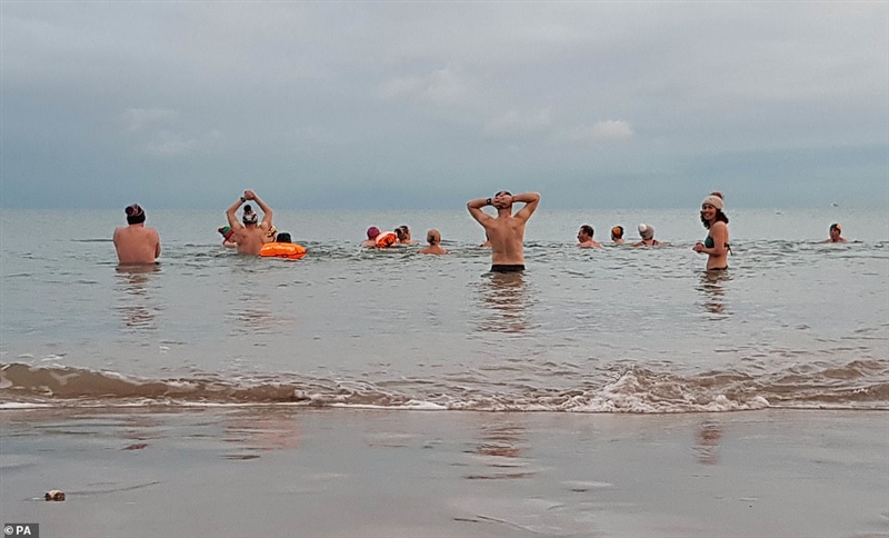 Традиционално капење во Северното Море во чест на зимската краткодневница (ВИДЕО)