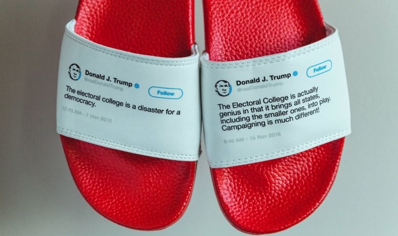 Контрадикторните ставови на Трамп се најдоа на пластични влечки(ФОТО)