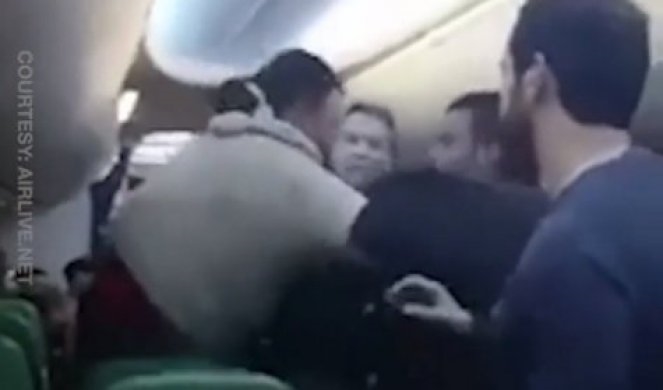 Видео: Патник ги малтретирал патниците и екипажот, авионот принудно слетал во Ница
