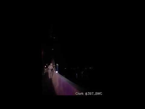Полицаец му спасил живот на маж во Тексас- сакал да скокне од мост (ВИДЕО)