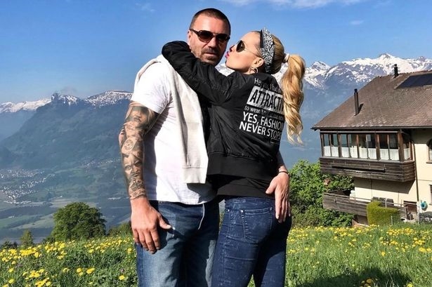 Славен фудбалер ја нудел сопругата на порно сајтови , а сега оди во затвор поради измама