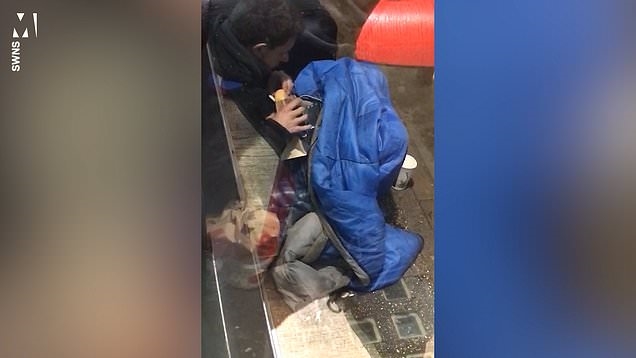 Сакала да нахрани просјак , па видела што крие меѓу нозете (ВИДЕО)