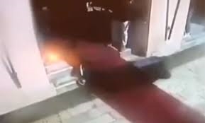 Ветришта во Дубровник носат човек (Вознемирувачко видео)