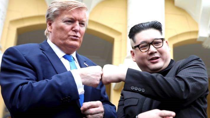 Виетнамските новинари наседнаа на лажните Трамп и Ким (ВИДЕО)