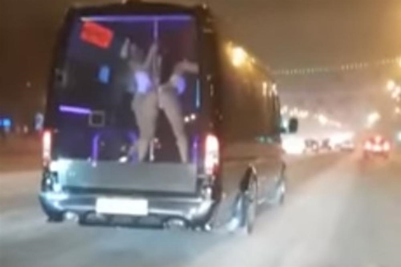 Видео:Забава за возачите, стриптиз во комбе