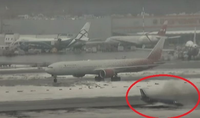 Авион  се врти и се лизга на замрзната писта (ВИДЕО)