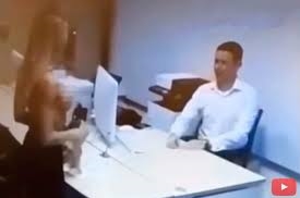 Русинка изведува стриптиз пред банкар за да добие кредит  (ВИДЕО)