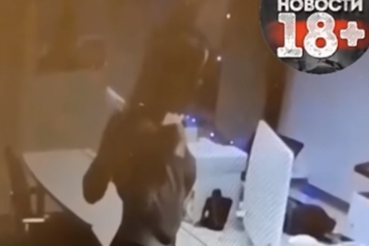И го одбиле кредитот па се соблекла гола пред банкарот за да го “убеди“ (видео+18)