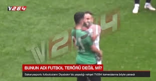 Фудбалер – терорист , со брич ги сече противниците (ВИДЕО)