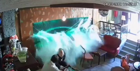 Видео: Аквариум во кафуле пукна на грбот на гости 