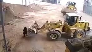 Багерист брутално ја казнил својата шефица (ВИДЕО)