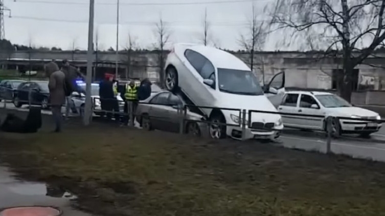 Видео: Смешна потера по крадец на БМВ