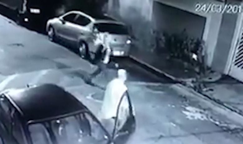 Сакал да нападне девојка, па направил фатална грешка (Вознемирувачко видео)