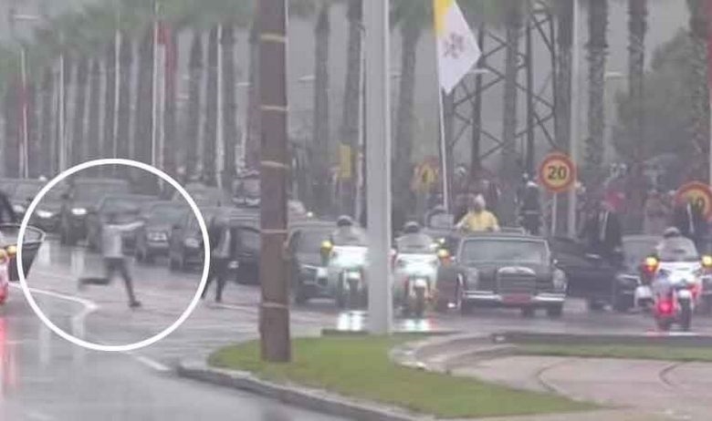 Уапсен тинејџер кој ја запрел колоната возила со папата Франциск (ВИДЕО)