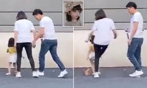 Мајка си ја клоца ќеркичката зашто не знаела да позира пред фотограф (ВИДЕО)
