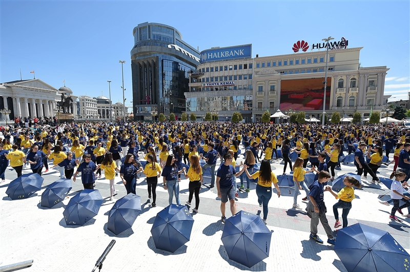 „Матурска парада 2019" на плоштадот „Македонија"