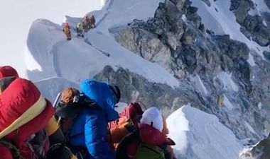 Уште една жртва на Монт Еверест поради метеж на врвот (ВИДЕО)