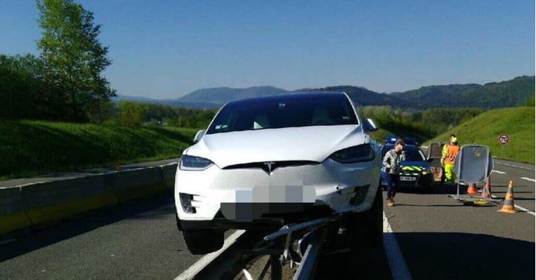 Најновата Тесла заврши на неверојатно место (ВИДЕО)