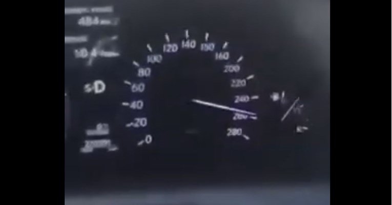 Се снимал како вози Лексус со 260км/час , па завршил на покрив (ВИДЕО)