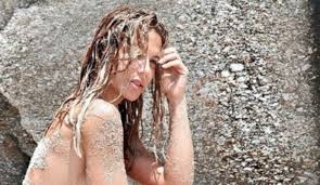 Се соблече сопругата на фудбалерот на Валенсија (ФОТО)