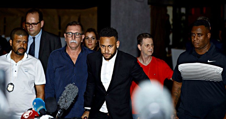 На Нејмар му е блокиран имотот поради неплаќање данок