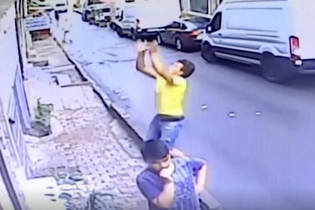 Тинејџер направи херојско дело – фати девојченце додека паѓа од зграда (ВИДЕО)