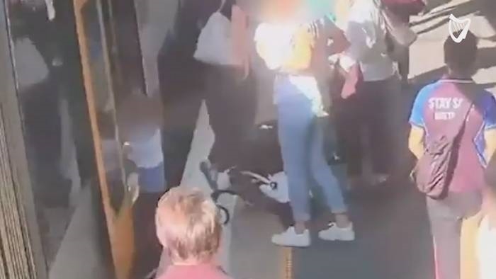 Драматична снимка од метро во Сиднеј – детенце падна под возот (ВИДЕО)