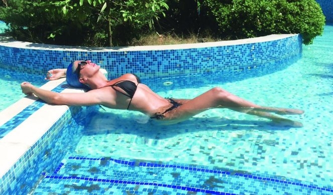 Фото: Нова провокативна „фотосесија“ на Јелена Карлеуша