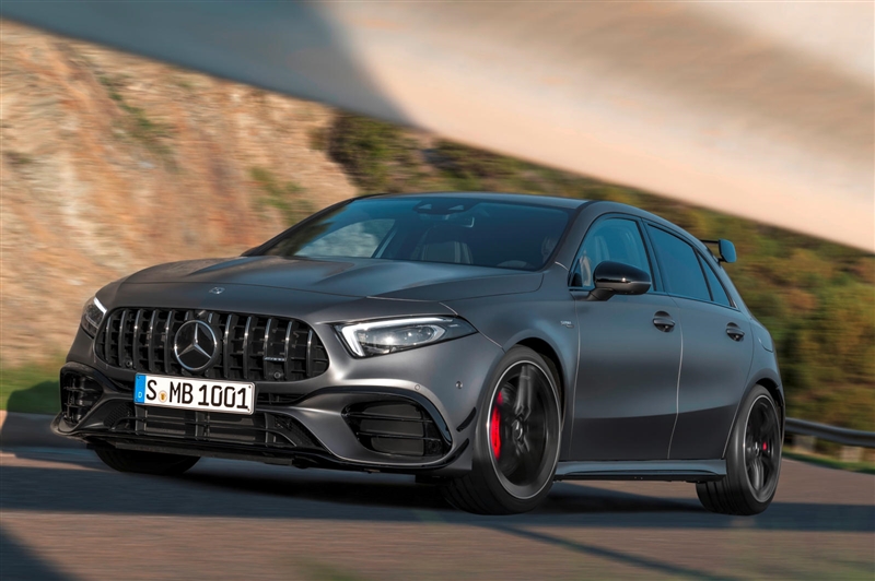 Mерцедес AMG A45 ја надмина конкуренцијата – до стотка за помалку од 4 секунди (ВИДЕО)