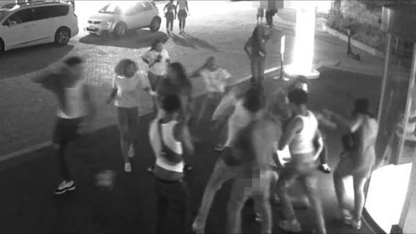 Тинејџери брутално претепаа маж во центарот на Вашингтон (ВИДЕО)