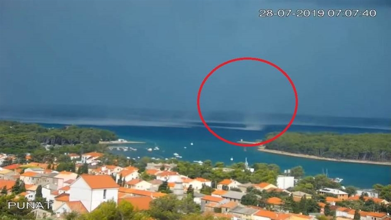 Невреме во Хрватска- три ,,пијавици” во морето кај Крк (ВИДЕО)