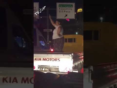 Жена игра и пее на камион , но сe случи незгода  (ВИДЕО)