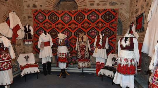Ревија на македонски народни носии во Битола