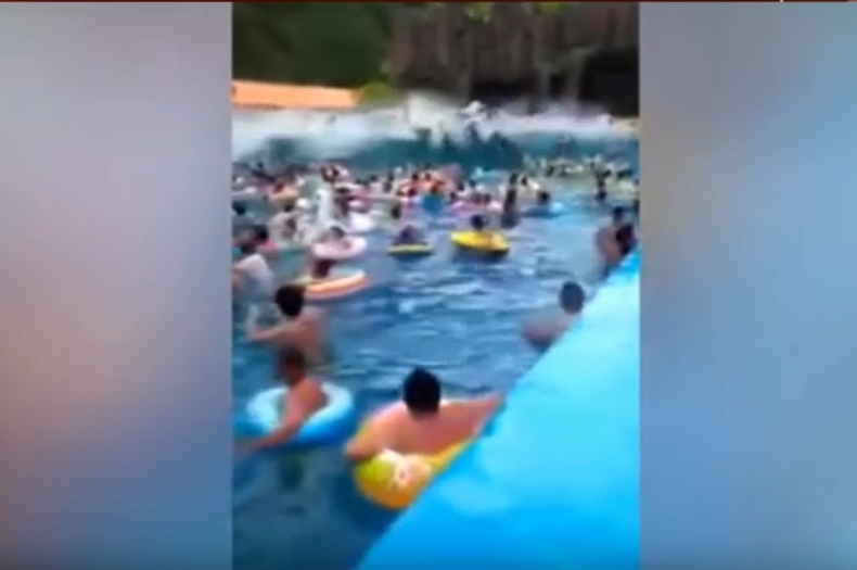 Видео: Мини цунами во аквапарк во Кина