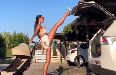 Мајка со бебе во рацете, затвора багажник со штикла (ВИДЕО)